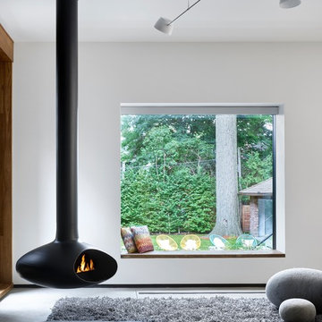 Suspended fireplace for a modern aesthetic