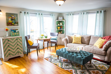 Ejemplo de sala de estar abierta tradicional de tamaño medio con paredes grises y suelo de madera en tonos medios