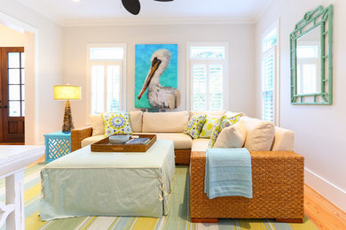 Foto di un soggiorno stile marino di medie dimensioni e chiuso con pareti bianche e parquet chiaro