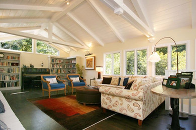 Mittelgroßes, Offenes Wohnzimmer mit weißer Wandfarbe, dunklem Holzboden und braunem Boden in San Francisco