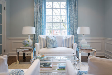 Ejemplo de sala de estar clásica sin chimenea con paredes azules, suelo de madera oscura y suelo marrón