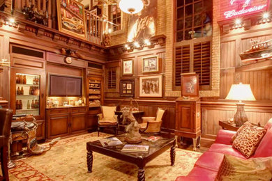 Cette image montre une grande salle de séjour ethnique ouverte avec salle de jeu, un mur marron, parquet foncé et un téléviseur encastré.