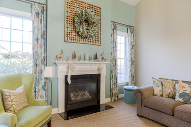 Modelo de sala de estar cerrada tradicional renovada de tamaño medio con paredes azules, moqueta, todas las chimeneas y marco de chimenea de baldosas y/o azulejos