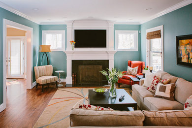 Modelo de sala de estar clásica renovada con marco de chimenea de madera y televisor colgado en la pared