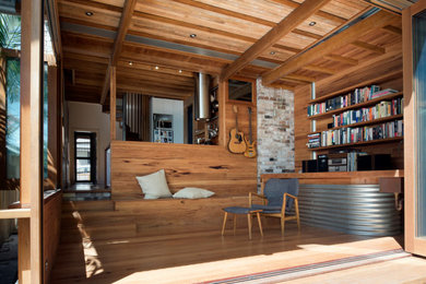 Ejemplo de sala de estar con rincón musical abierta contemporánea de tamaño medio sin televisor con paredes marrones, suelo de madera en tonos medios y suelo marrón