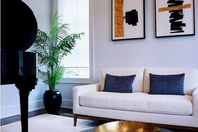 Imagen de sala de estar con rincón musical abierta contemporánea de tamaño medio sin chimenea y televisor con paredes grises, suelo de madera oscura y suelo marrón
