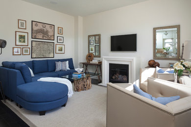 Diseño de sala de estar clásica con paredes blancas, suelo de madera oscura, todas las chimeneas y televisor colgado en la pared