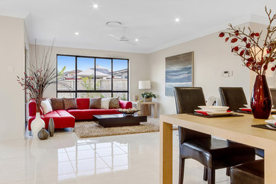 Modelo de sala de estar abierta moderna de tamaño medio sin televisor con paredes blancas, suelo de baldosas de cerámica y suelo blanco