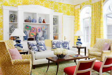 Aménagement d'une salle de séjour classique avec un mur jaune, parquet clair, une cheminée standard et un manteau de cheminée en pierre.