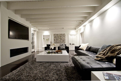 Diseño de sala de estar abierta contemporánea de tamaño medio con paredes blancas, suelo de madera oscura, chimenea lineal, marco de chimenea de metal, pared multimedia y suelo marrón