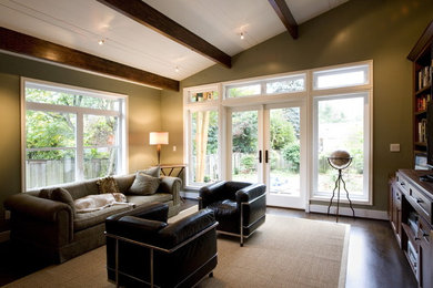 Diseño de sala de estar tradicional con paredes beige y suelo de madera oscura