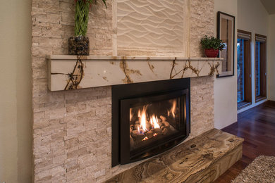 デンバーにある広いトランジショナルスタイルのおしゃれな独立型ファミリールーム (ベージュの壁、濃色無垢フローリング、標準型暖炉、石材の暖炉まわり、壁掛け型テレビ) の写真