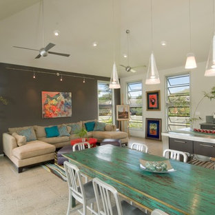 Foto de sala de estar abierta, tropical, con paredes multicolor