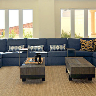Inspiration pour une grand salle de séjour ethnique ouverte avec un mur blanc, un sol en bois clair, aucune cheminée, un téléviseur encastré et un sol beige.