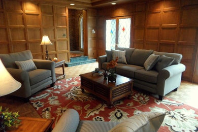 Diseño de sala de estar clásica grande con paredes marrones, suelo de madera en tonos medios, todas las chimeneas, pared multimedia y marco de chimenea de yeso
