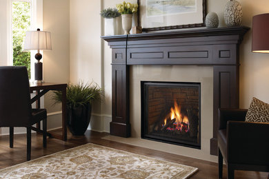 シアトルにある高級な広いトラディショナルスタイルのおしゃれなファミリールーム (ベージュの壁、濃色無垢フローリング、標準型暖炉、タイルの暖炉まわり、茶色い床) の写真