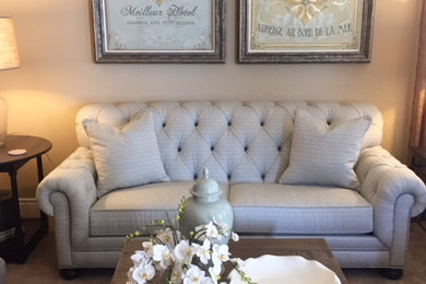 Foto de sala de estar abierta clásica de tamaño medio con paredes beige, moqueta, pared multimedia y suelo beige