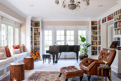 Идея дизайна: гостиная комната в классическом стиле с ковром на полу