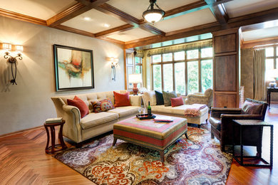 Imagen de sala de estar abierta clásica de tamaño medio con paredes beige, suelo de madera en tonos medios, todas las chimeneas, marco de chimenea de piedra y pared multimedia