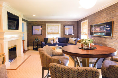 Cette image montre une salle de séjour traditionnelle de taille moyenne et ouverte avec un bar de salon, un mur multicolore, une cheminée standard, un manteau de cheminée en pierre et un téléviseur encastré.