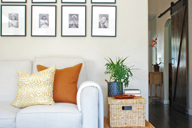 Foto de sala de estar clásica renovada de tamaño medio con paredes beige, suelo de baldosas de porcelana y suelo marrón