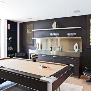 Foto de sala de juegos en casa abierta, contemporánea, grande, con paredes marrones, suelo de piedra caliza y televisor retractable