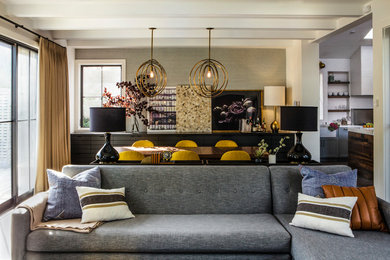 Ejemplo de sala de estar abierta clásica renovada de tamaño medio con paredes azules, suelo de madera en tonos medios y suelo gris
