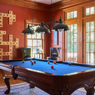 Foto de sala de juegos en casa abierta, tradicional, con paredes rojas, suelo de madera en tonos medios y suelo marrón