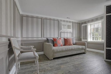Modelo de sala de estar cerrada clásica renovada de tamaño medio con paredes grises y suelo de madera clara