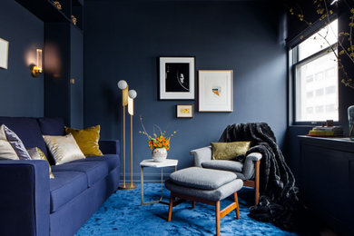 Ejemplo de sala de estar actual con paredes azules, moqueta y suelo azul