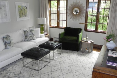 Foto de sala de estar tradicional renovada de tamaño medio con paredes blancas, suelo de madera oscura y televisor colgado en la pared