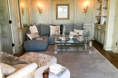 Imagen de sala de estar contemporánea con paredes beige, suelo de madera oscura y suelo marrón