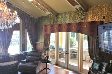 Ejemplo de sala de estar tradicional grande con suelo de madera clara