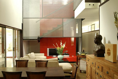 Foto de sala de estar abierta contemporánea grande con paredes blancas y suelo de cemento