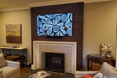 Imagen de sala de estar tradicional con televisor colgado en la pared