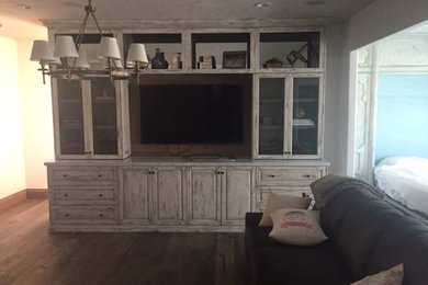 Foto de sala de estar clásica con suelo de madera clara y televisor colgado en la pared