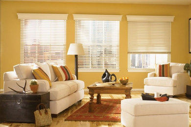 Foto de sala de estar abierta con paredes amarillas, suelo de madera clara y suelo multicolor