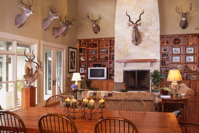 Ejemplo de sala de estar de estilo americano con suelo de madera en tonos medios, todas las chimeneas y marco de chimenea de piedra