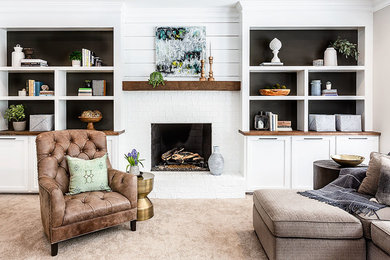 Foto de sala de estar abierta tradicional renovada de tamaño medio con paredes negras, moqueta, todas las chimeneas, marco de chimenea de baldosas y/o azulejos y suelo beige