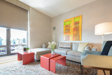 Foto de sala de estar abierta contemporánea de tamaño medio con paredes beige, suelo de madera clara y suelo beige