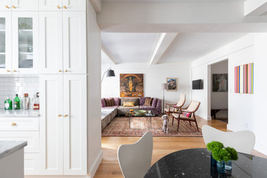 Mittelgroßes Modernes Wohnzimmer mit weißer Wandfarbe, TV-Wand, braunem Boden und hellem Holzboden in New York