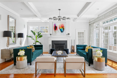 Großes, Offenes Klassisches Wohnzimmer mit weißer Wandfarbe, braunem Holzboden, Kamin und braunem Boden in New York