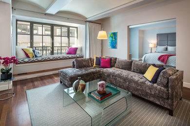 Ejemplo de sala de estar abierta actual de tamaño medio con suelo de madera en tonos medios y alfombra