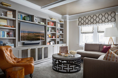 Идея дизайна: гостиная комната в стиле неоклассика (современная классика) с бежевыми стенами, телевизором на стене и серым полом