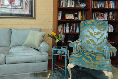Imagen de sala de estar con biblioteca abierta bohemia de tamaño medio con paredes beige, suelo de madera en tonos medios y suelo marrón