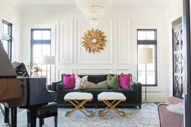 Foto de sala de estar con rincón musical tradicional renovada con paredes blancas, suelo de madera oscura y suelo marrón