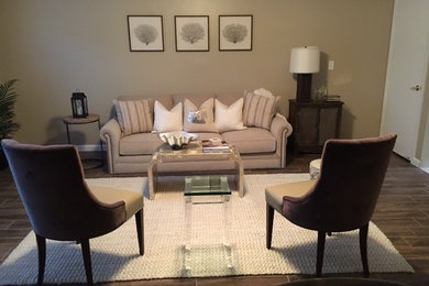 Foto de sala de estar abierta tradicional renovada pequeña sin chimenea con suelo de baldosas de porcelana
