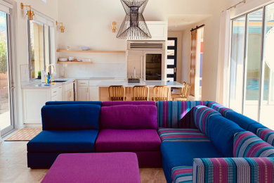 Foto di un ampio soggiorno contemporaneo aperto con pareti bianche, pavimento in gres porcellanato, TV a parete e pavimento beige