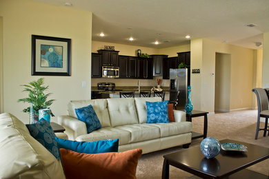 Idée de décoration pour une salle de séjour design de taille moyenne et ouverte avec un mur beige, moquette et un téléviseur indépendant.