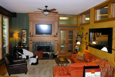 Imagen de sala de estar abierta campestre de tamaño medio con suelo de madera clara, todas las chimeneas, marco de chimenea de piedra y pared multimedia